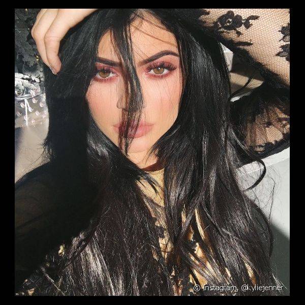 A sombra vermelha em tom de ameixa mostra que o estilo grunge foi o escolhido por Kylie Jenner (Foto: Instagram @kyliejenner)